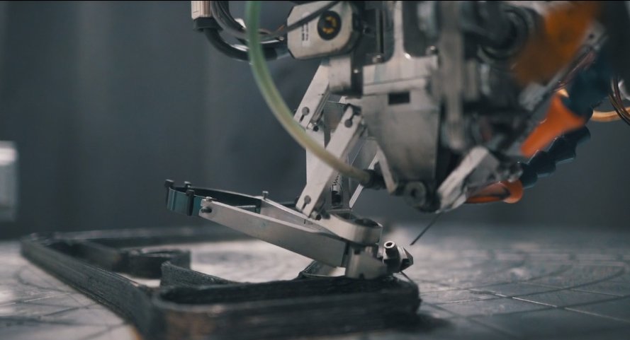 3D printing of composite material with robotic arm
